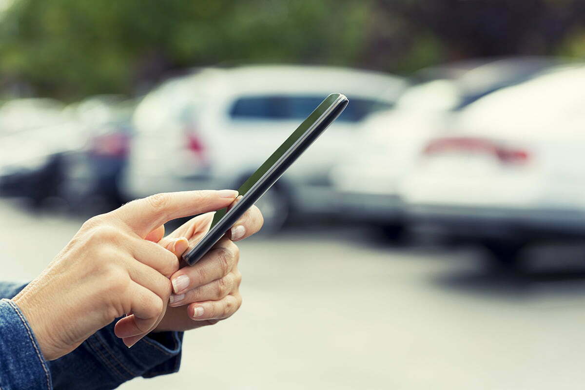 Utilisation dun téléphone près dune voiture partagée