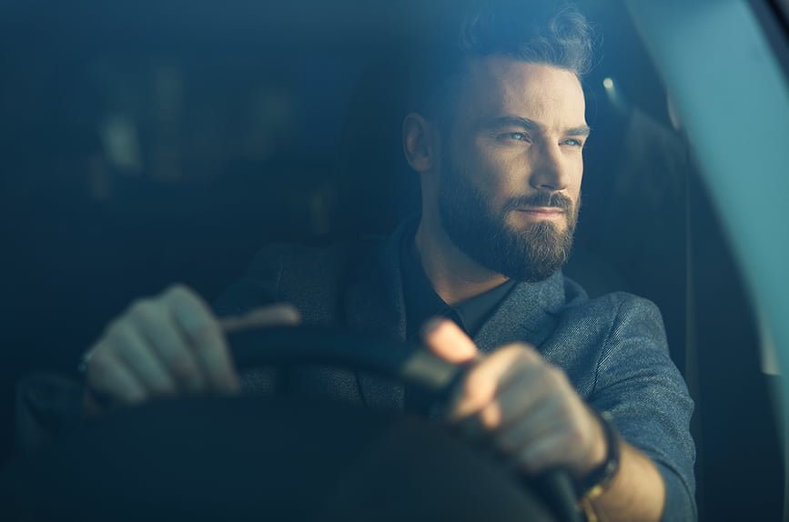 Uomo Che Conduce Automobile Con Il Computer Di Bordo Di Musica Fotografia  Stock - Immagine di applicazione, commercio: 75444366